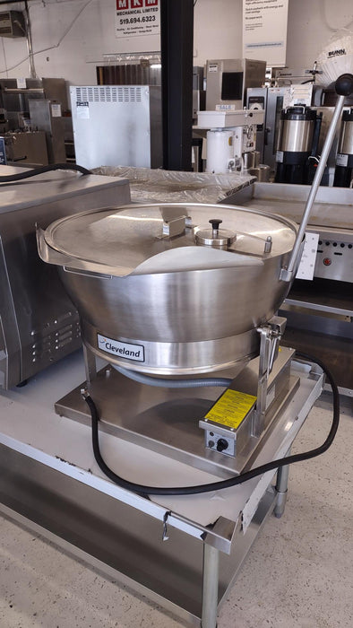 Cleveland SET15 15 gal. Countertop Tilt Skillet - Removable Lid, Peened Interior, 208v/3ph